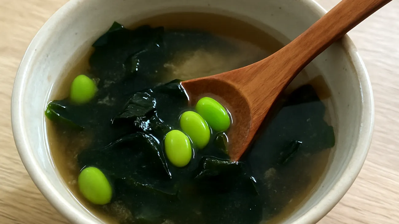 Miso-Suppe mit Wakame-Algen und Edamame"