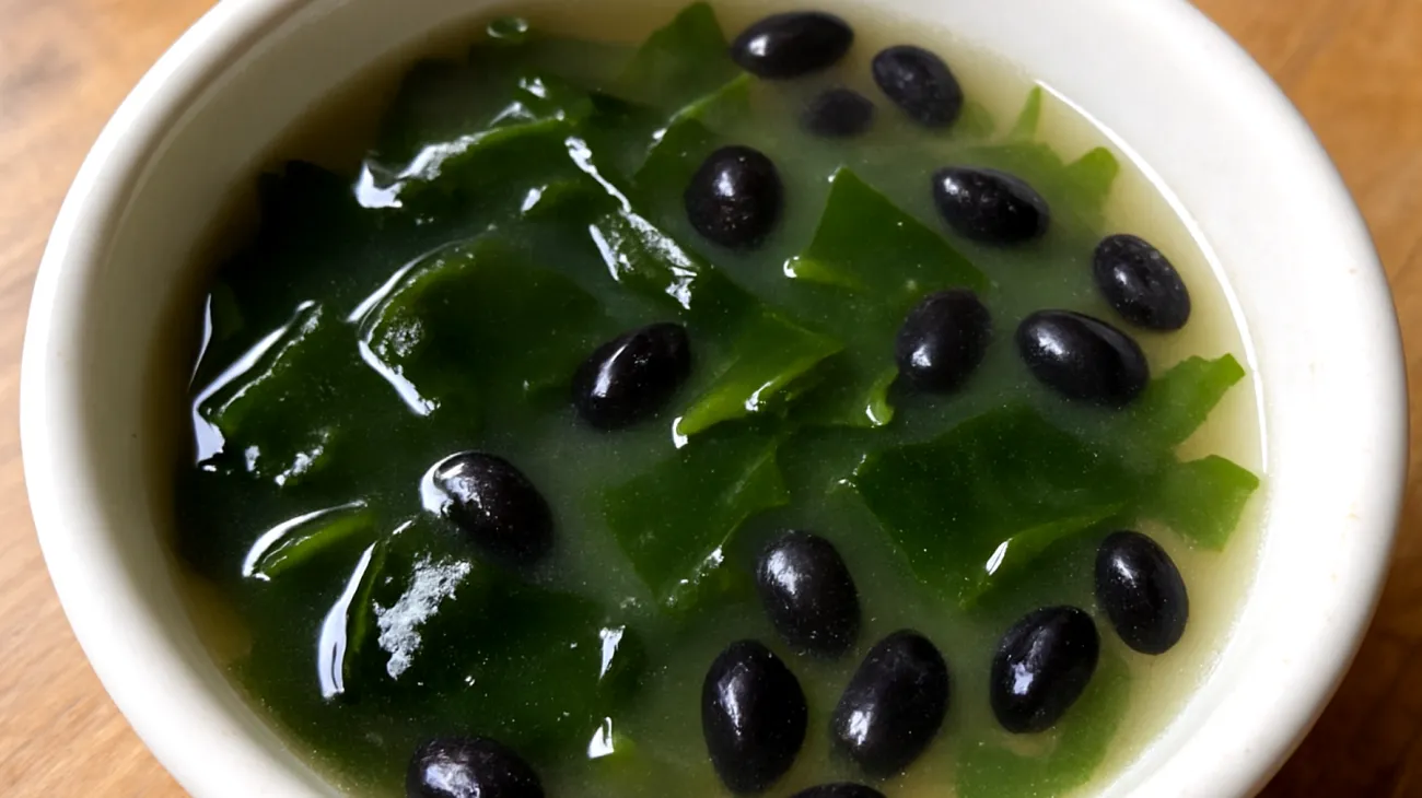 Miso-Suppe mit Wakame-Algen und fermentierten schwarzen Bohnen"