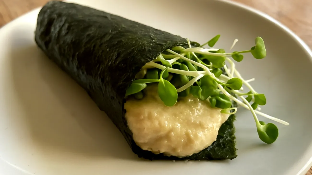Nori-Maki mit Miso-Tahini-Creme und Sprossen"